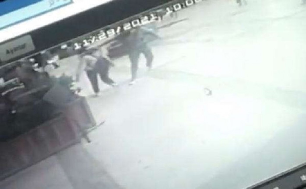 Güvenlik kamerasına takıldı: İzmir'de Suriyeli şahıstan hiç tanımadığı Tuğba Serbest'e yumruklu saldırı