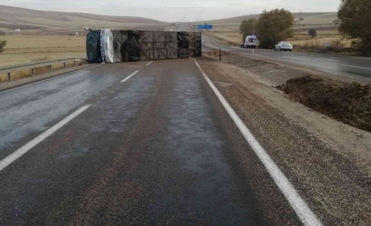Kayseri'de yolcu otobüsü devrildi: 11 kişi yaralandı