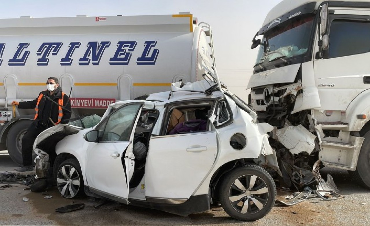Konya-Ankara karayolunda kum fırtınası: 8 araç birbirine girdi,  yaralılar var