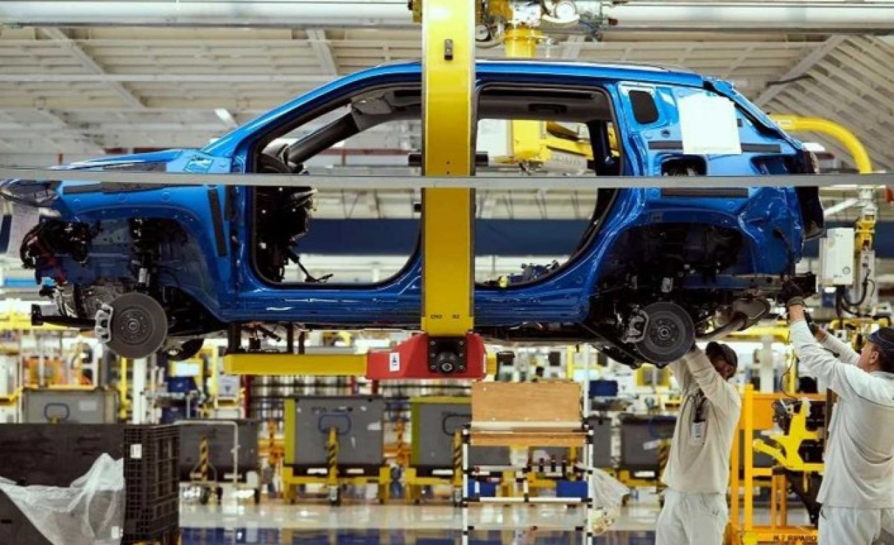 Kriz yayılıyor: Bir otomotiv devi daha Türkiye'de üretime ara veriyor!