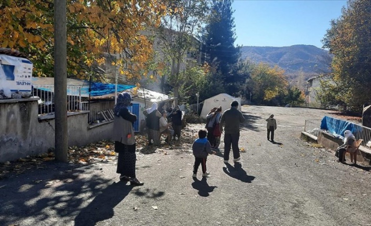 Malatya sallandı: Şiddetli deprem! Validen ilk açıklama