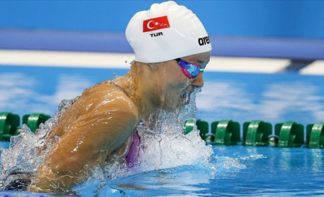 Milli yüzücü Viktoria Zeynep Güneş'ten tarihi başarı