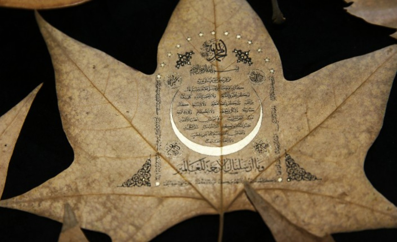 Mürekkep ile kamışın aşkını kurumuş yapraklara nakşediyor