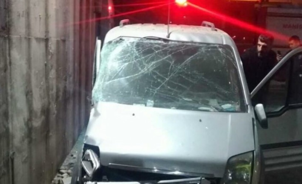 Salihli'de kamyonet duvara çarptı: Mustafa Sarızeybek öldü