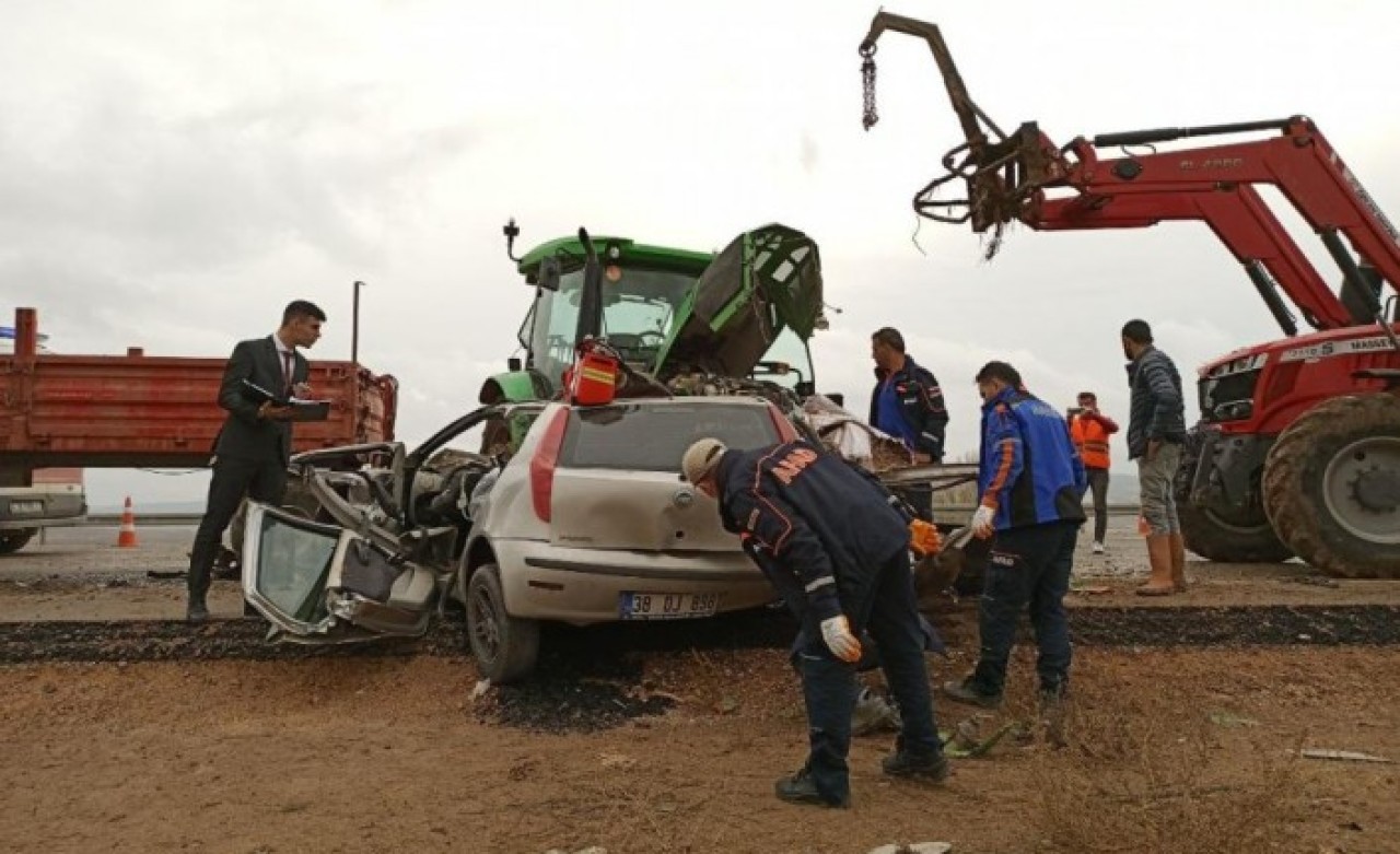 Sivas'ta traktörle çarpışan otomobilin sürücüsü Sümeyye Yılmaz öldü