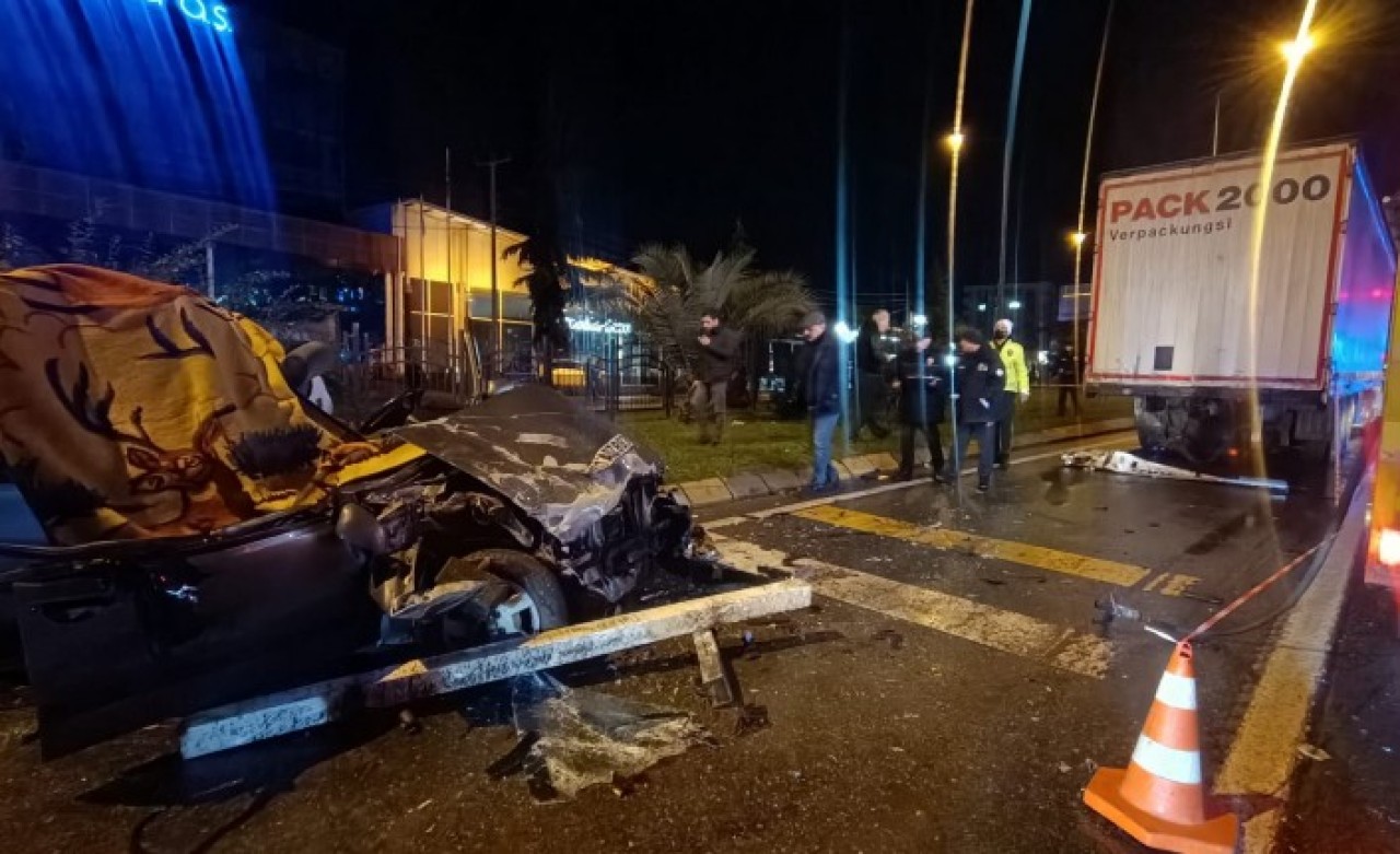 Akçaabat'da otomobil TIR'a çarptı: Murat Bekar öldü,  Sinan Yaylı yaralı