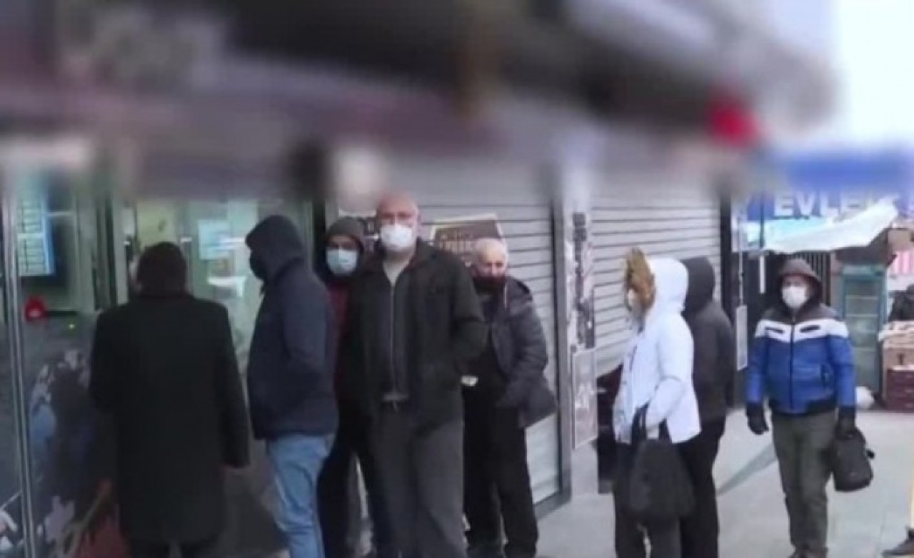 Vatandaş döviz bürolarına akın etti! Dış basınında geniş yer aldı