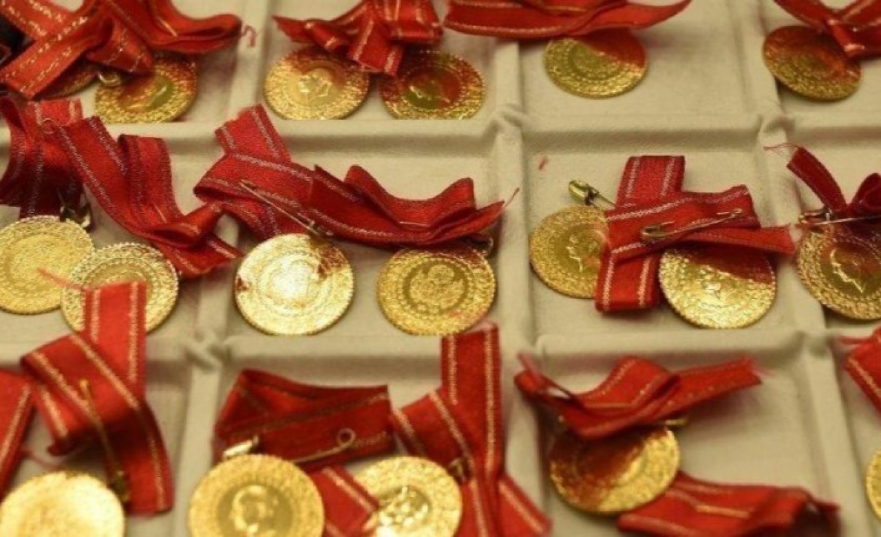 'Altın almalı mıyım,  almamalı mıyım?' Uzman isimden yatırımcılara uyarı!