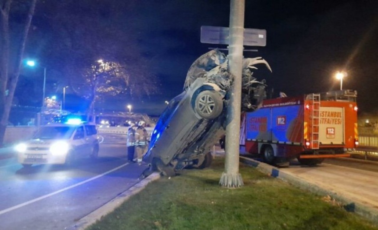 Bakırköy'de otomobil direğe asılı kaldı: Fatih Günay hastaneye kaldırıldı