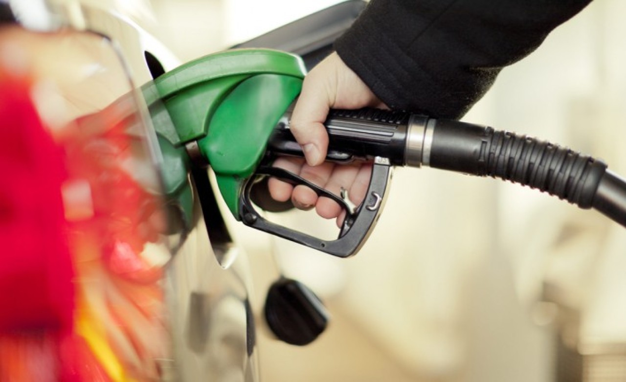 Benzine bu gece yarısından itibaren zam!