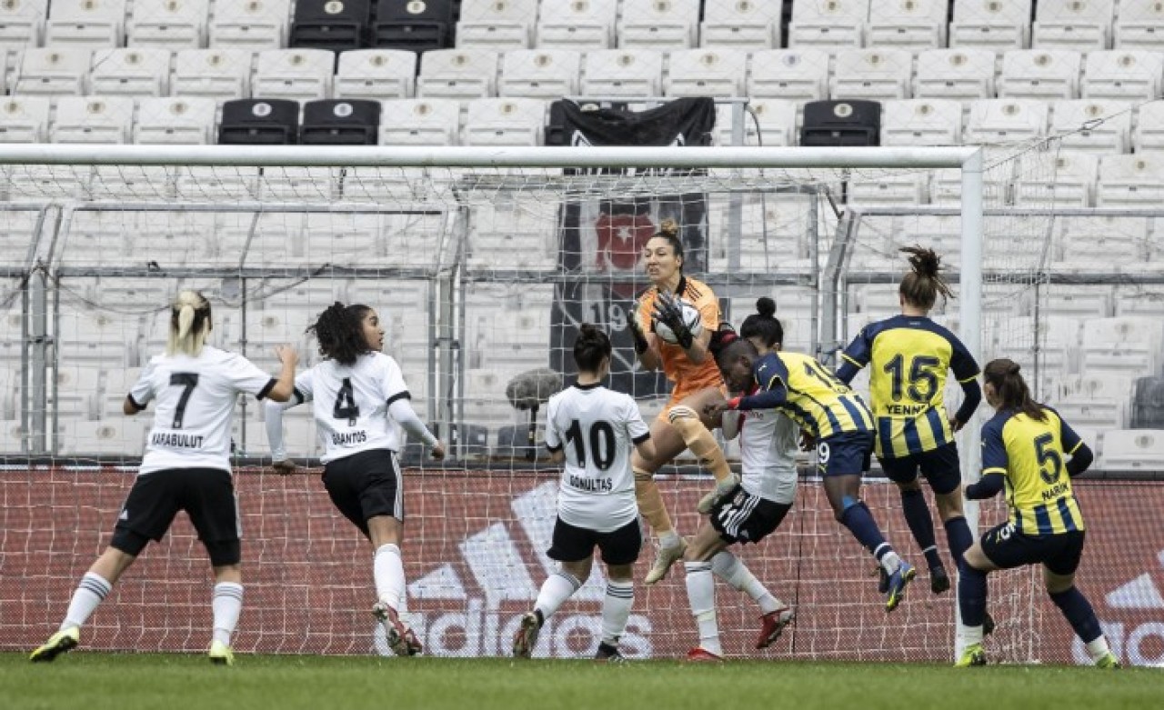 Beşiktaş-Fenerbahçe: Kadın futbolcuların kıran kırana mücadelesinde 3 gol!