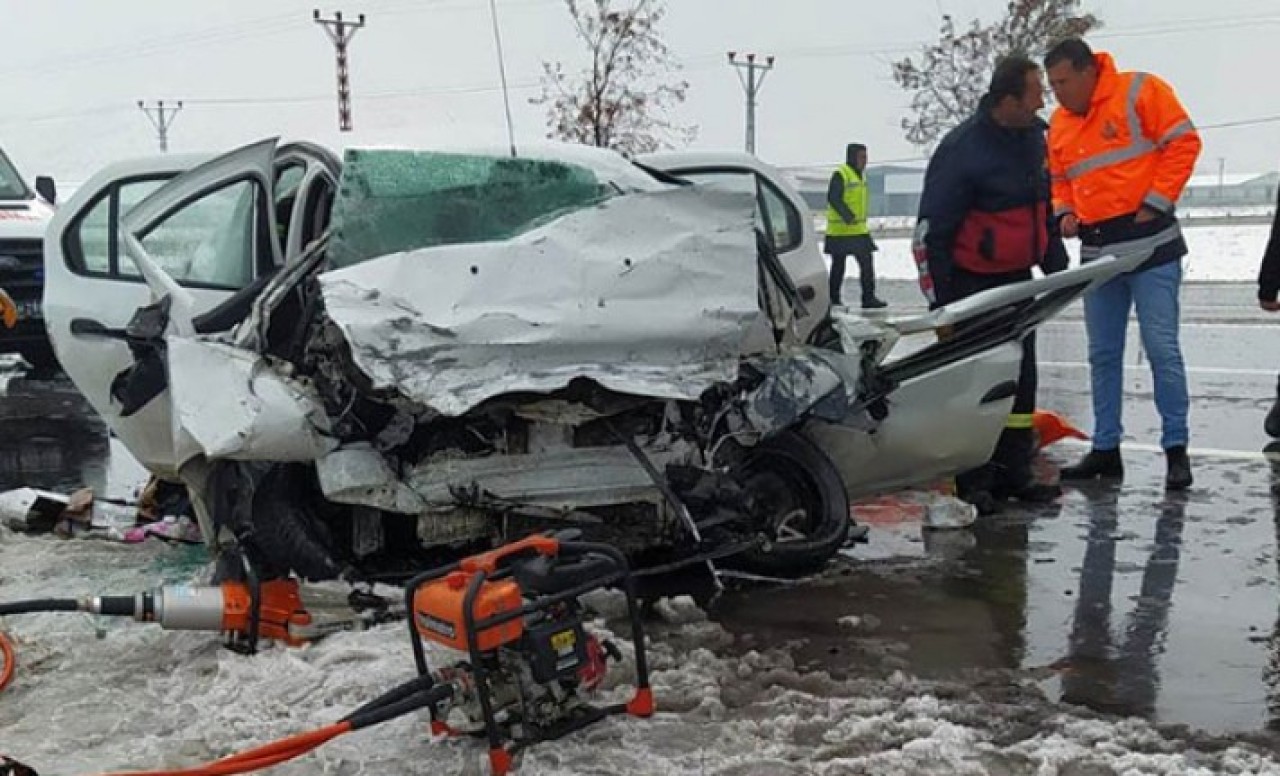 Bitlis'te otomobil TIR'la çarpıştı: Abdullah Özmen öldü