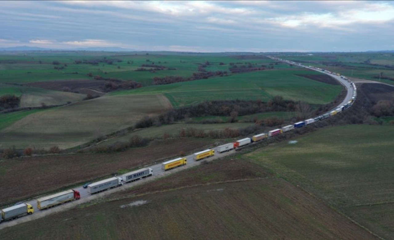 Bulgaristan'a açılan Hamzabeyli Sınır Kapısı'nda 22 kilometre tır kuyruğu oluştu
