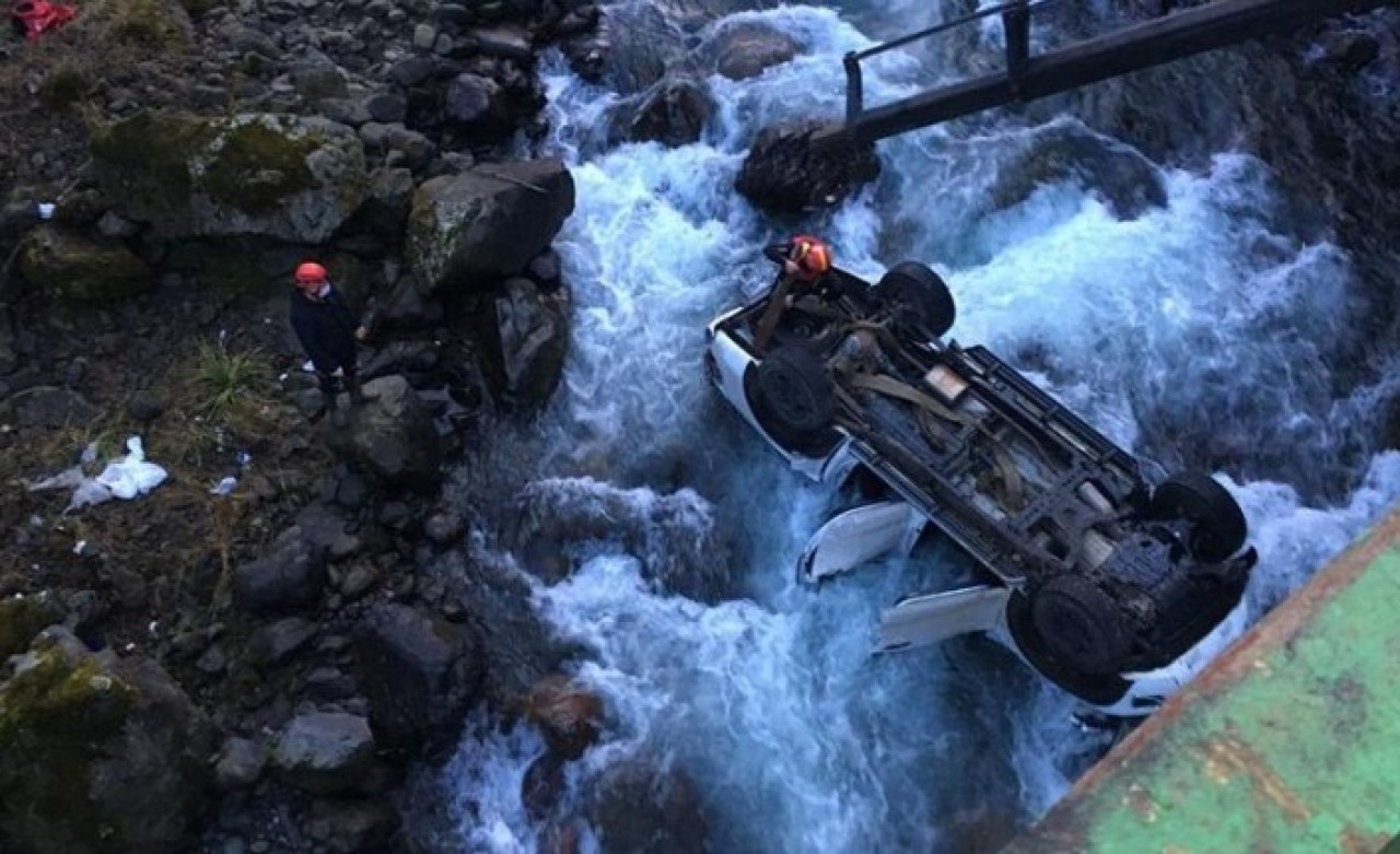 Çamlıhemşin'de kamyonet dereye uçtu: Halil Turan öldü,  Şaban Turan,  Yaşar Turan,  Çağla Göktaş,  Koray Göktaş yaralandı
