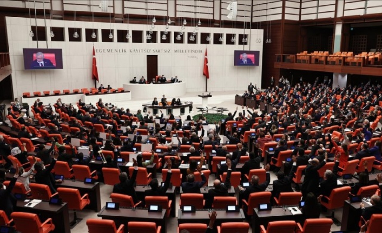 Dövize endeksli TL mevduatı,  vergiler,  müteahhit ödemeleri ve doğalgaz: Ekonomide 5 maddelik yasa çıkacak