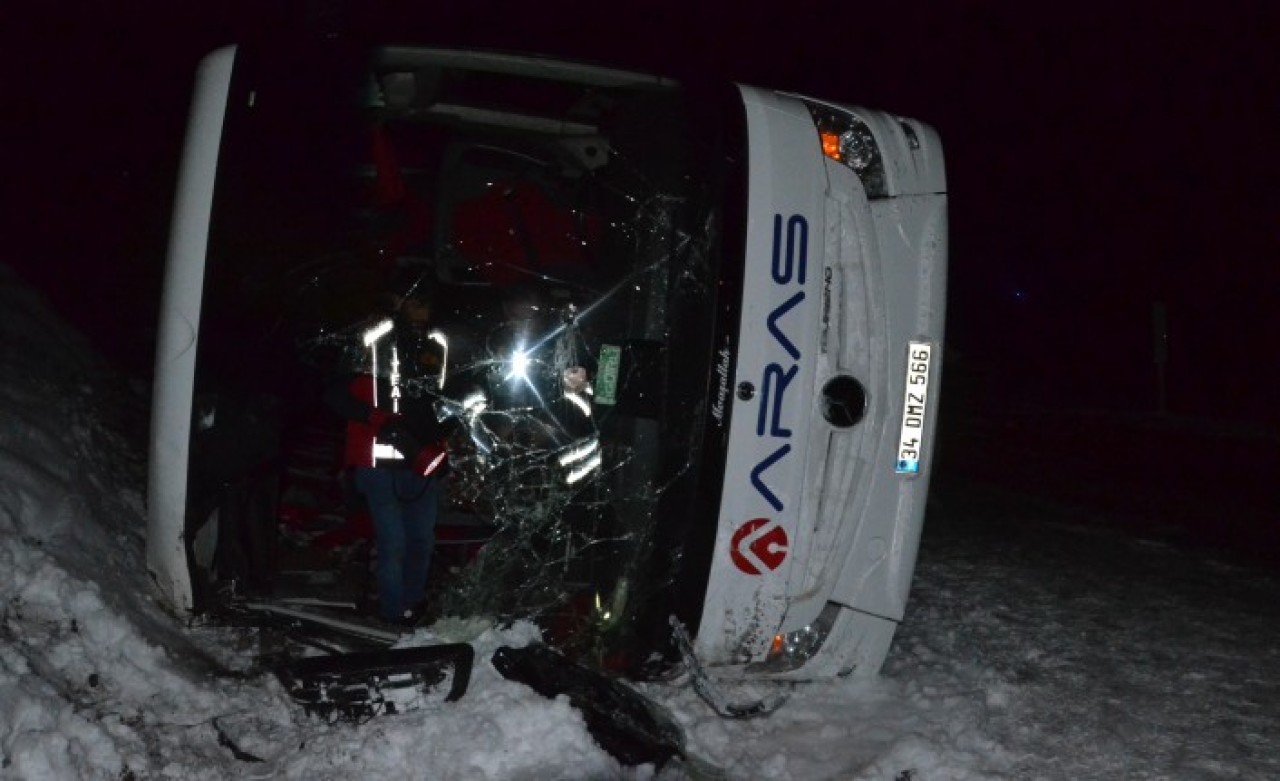 Iğdır-Ankara seferi yapan Aras Turizm otobüsü Kars'ta devrildi: Emre Özşimşek,  Kadir Kurt ve 2 Azeri yolcu öldü