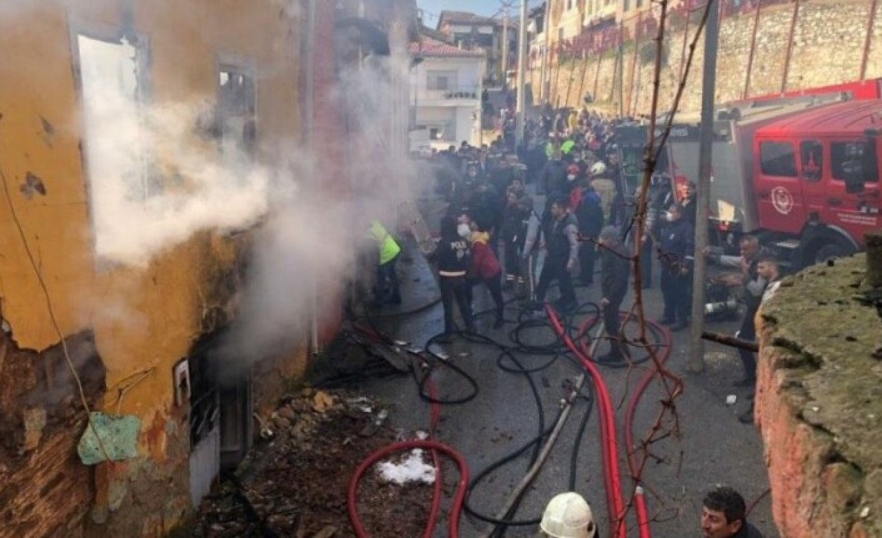 İzmir'den kahreden haber: 3 kardeş Talha,  Ramiz ve Yahya Menderes yangında öldü