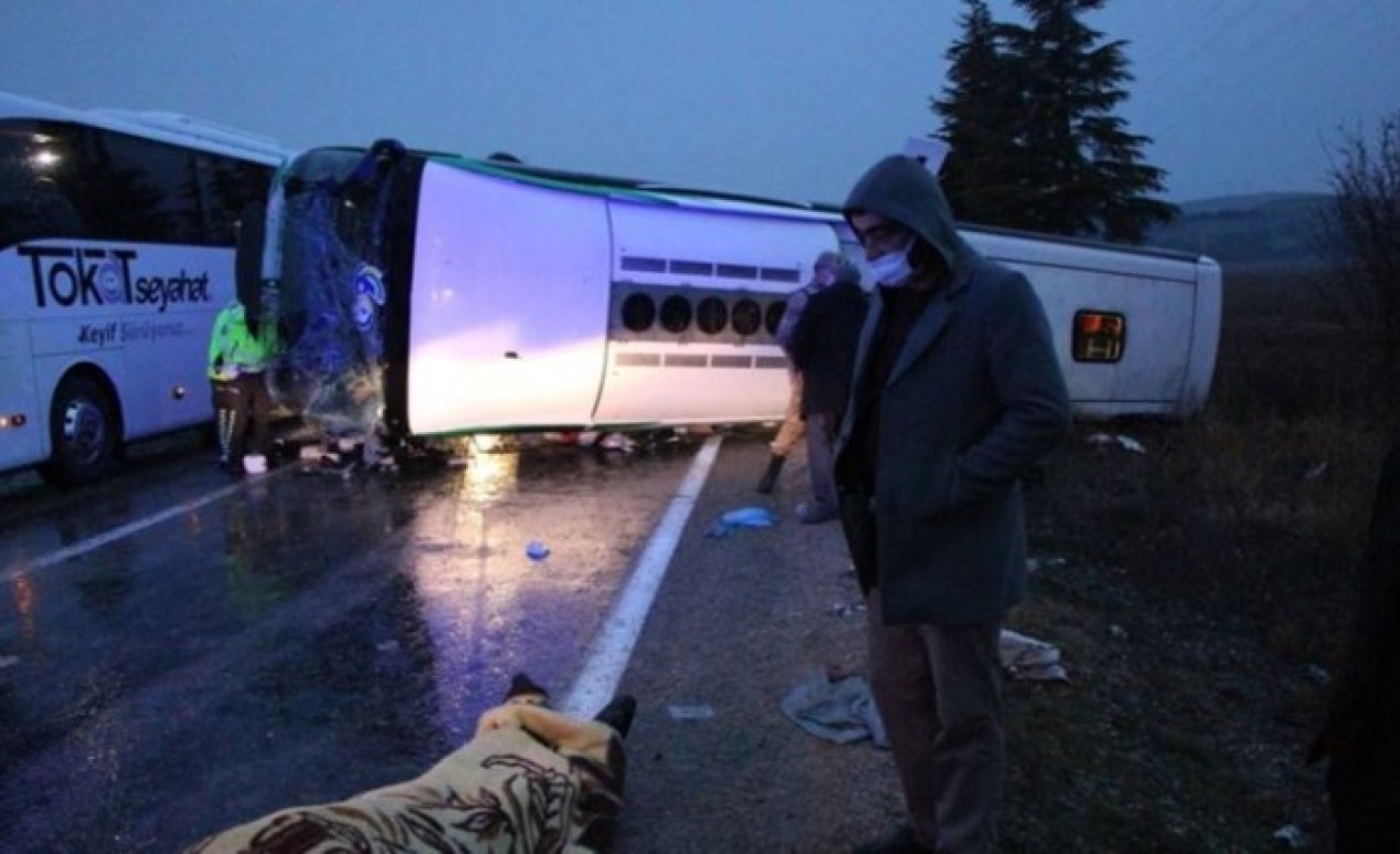 İzmir'den Tokat'a giden Topçam Turizm otobüsü Amasya'da devrildi: Ebru Özbilen Demirtaş ve İbrahim Akçay öldü,  28 yaralı