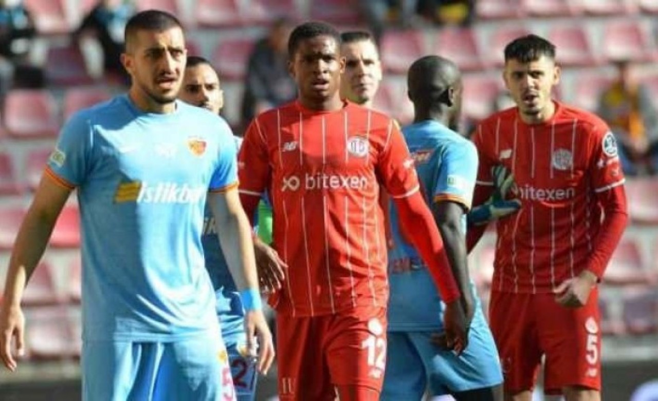 Kayserispor-Antalyaspor: Kıran kırana maçta 2 gol,  1 penaltı,  2 kırmızı kart!