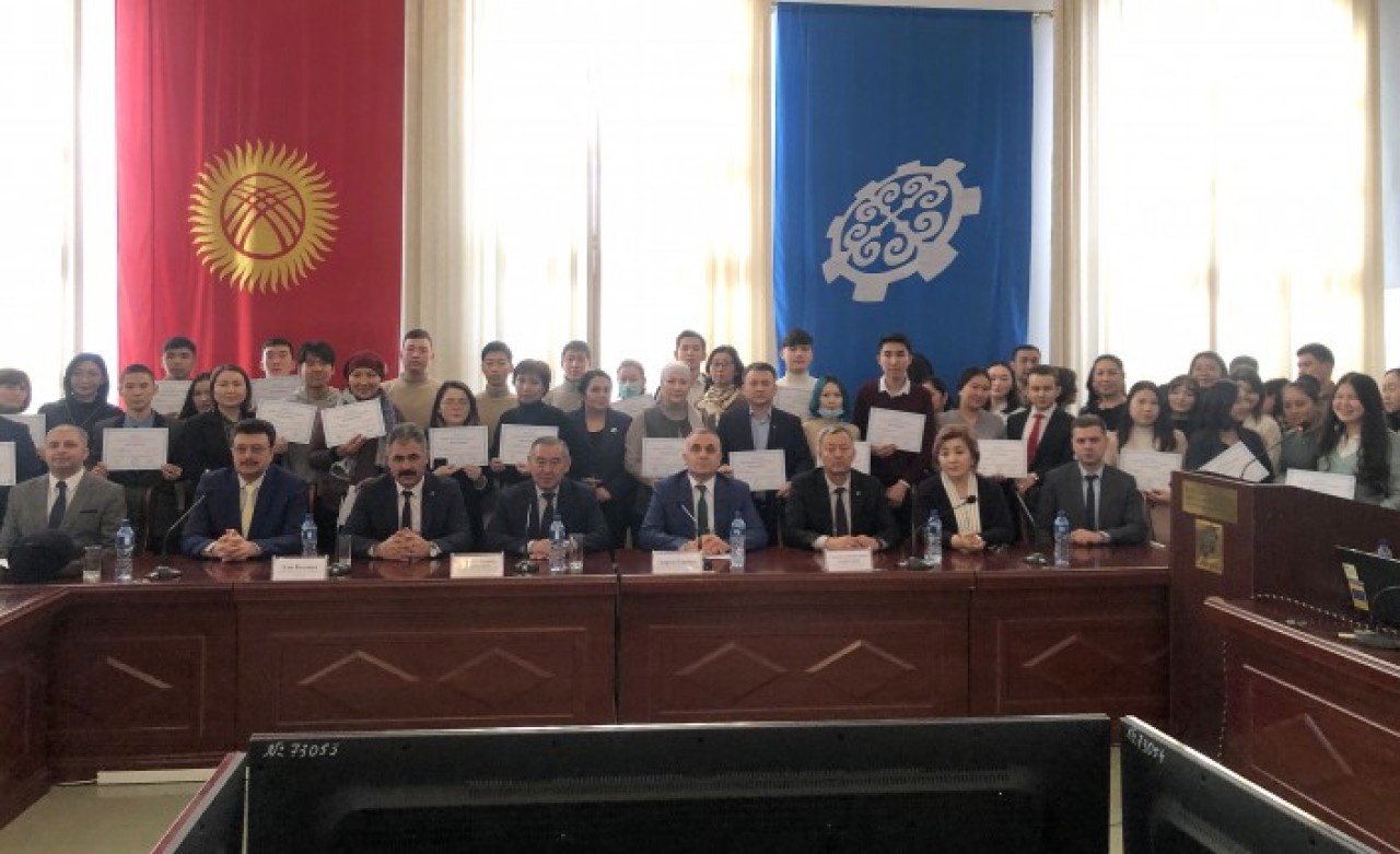 Kırgızistan'da "Türkiye Türkçesi" kursunu tamamlayanlara sertifikaları verildi