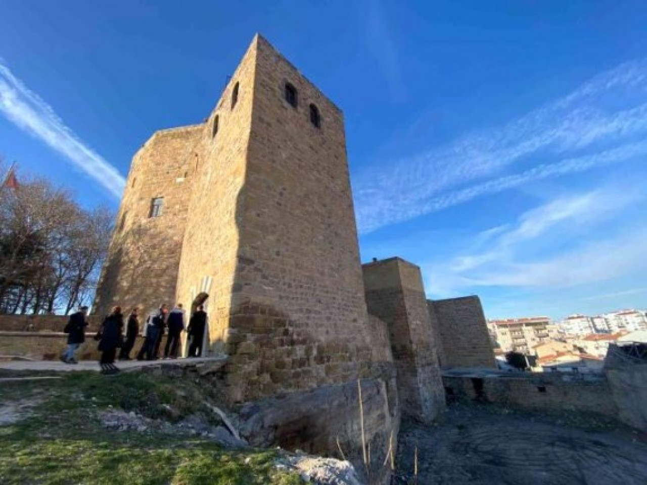 Niğde kalesini gezen Rukiye Ulusoy bir anda açılan çukura düştü: Define için tünel kazıldığı ortaya çıktı