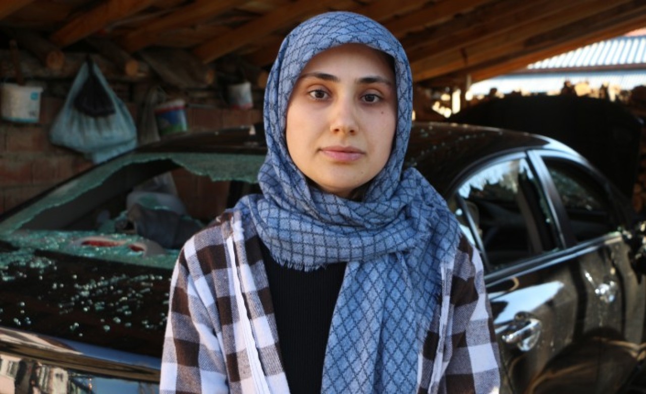 Tokat'ta eski uzman çavuş Ömer Solmaz,  boşanma aşamasındaki eşi Hacer Solmaz'ın evine silahla saldırdı,  Jandarma Astsubay Ferhat Koyun yaralandı