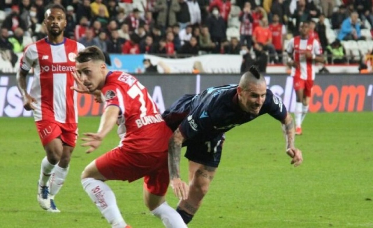 Trabzonspor'a ilk darbe Antalya'dan: Uğurcan Çakır da yetmedi,  Dorukhan Toköz'e engel olamadı!