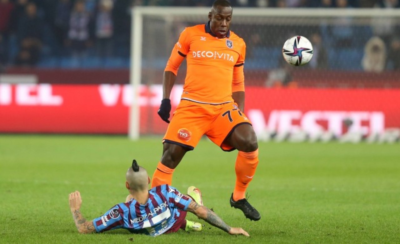 Trabzonspor-Başakşehir: Direkten dönen toplar,  penaltı tartışması