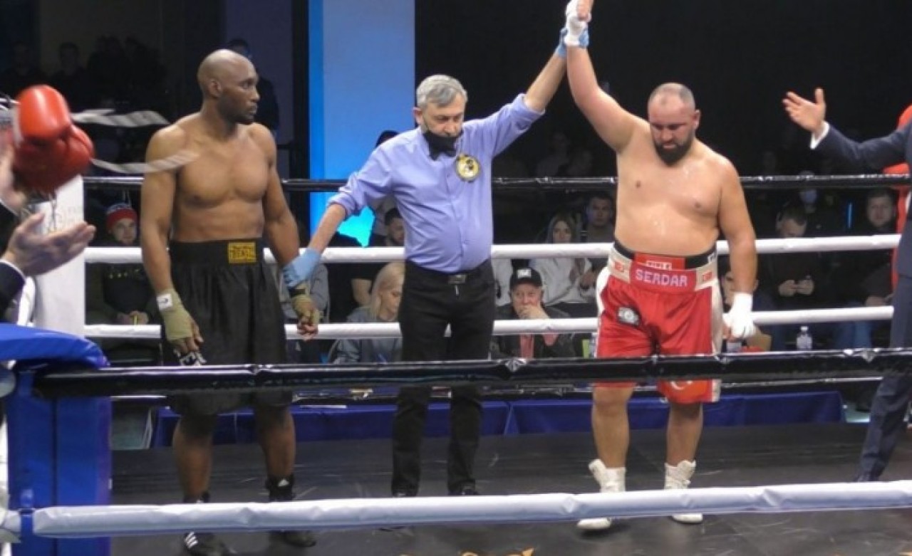 Türk boksör Serdar Avcı,  Mike Tyson'ı nakavt eden Danny Williams'a ringi dar etti!