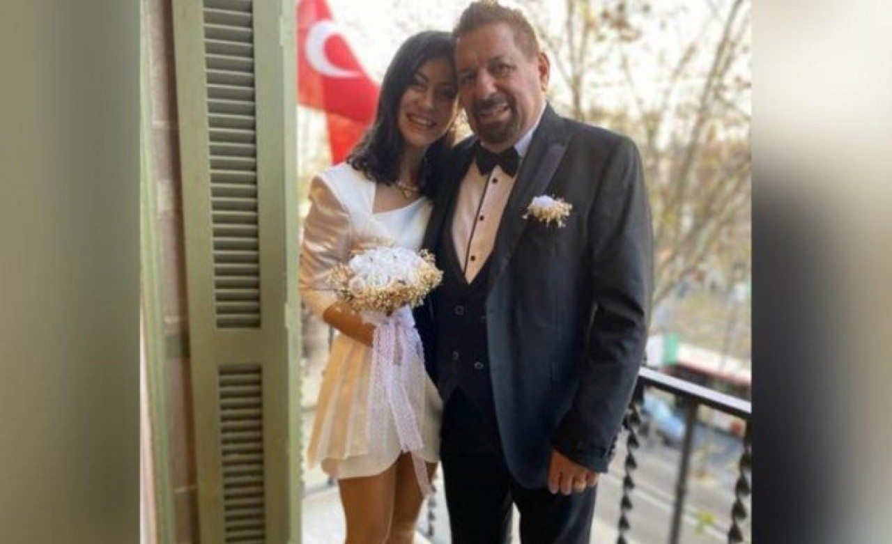 73 yaşındaki Erman Toroğlu,  34 yaş küçük Ezgi Yavuz'la evlendi