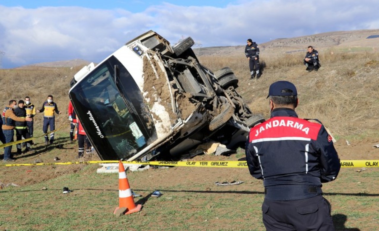Amasya'da sporcuları taşıyan minibüs devrildi: Antrenör Halil İbrahim Kay öldü,  16 yaralı