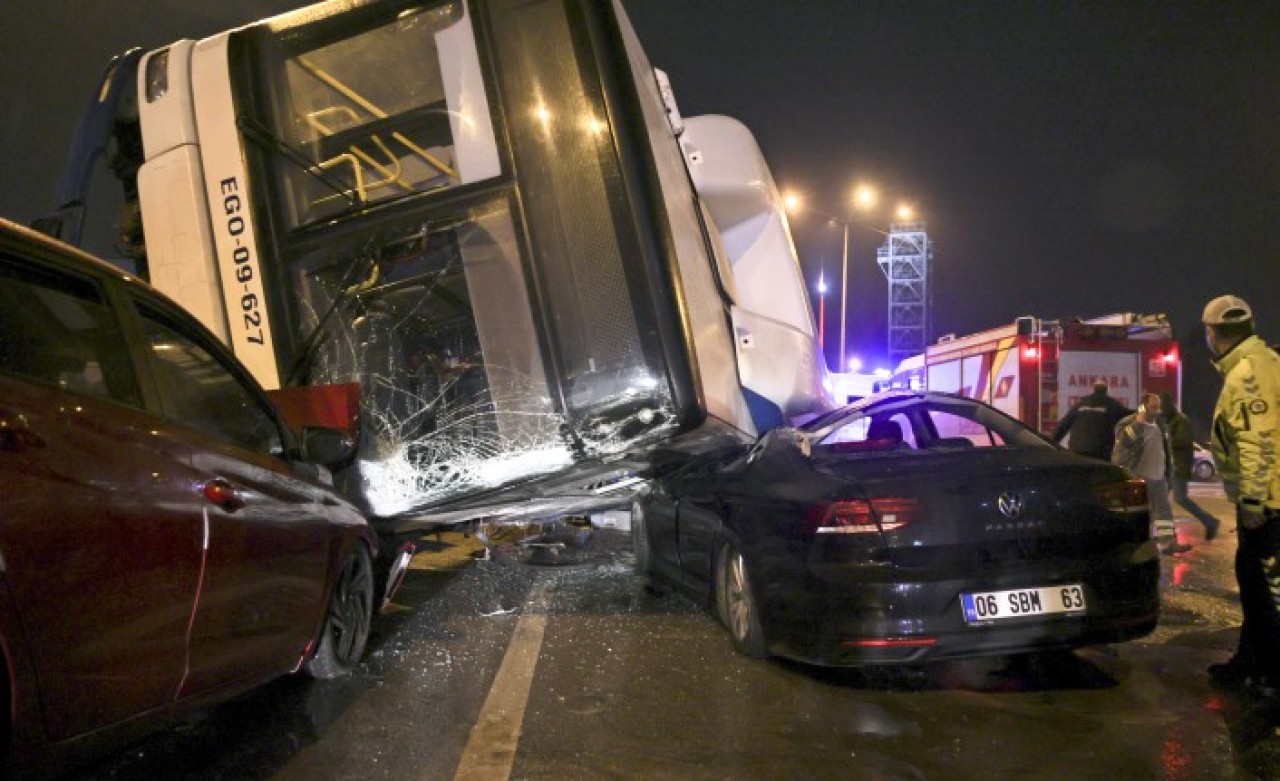 Ankara'da belediye otobüsü otomobillerin üzerine devrildi: 16 yaralı