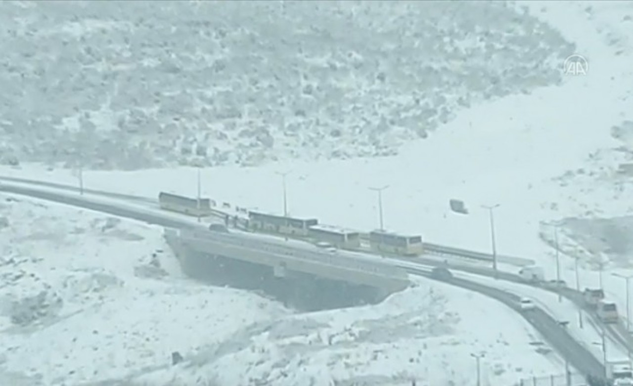 Başakşehir'de kar yağışı nedeniyle İETT otobüsleri yolda kaldı