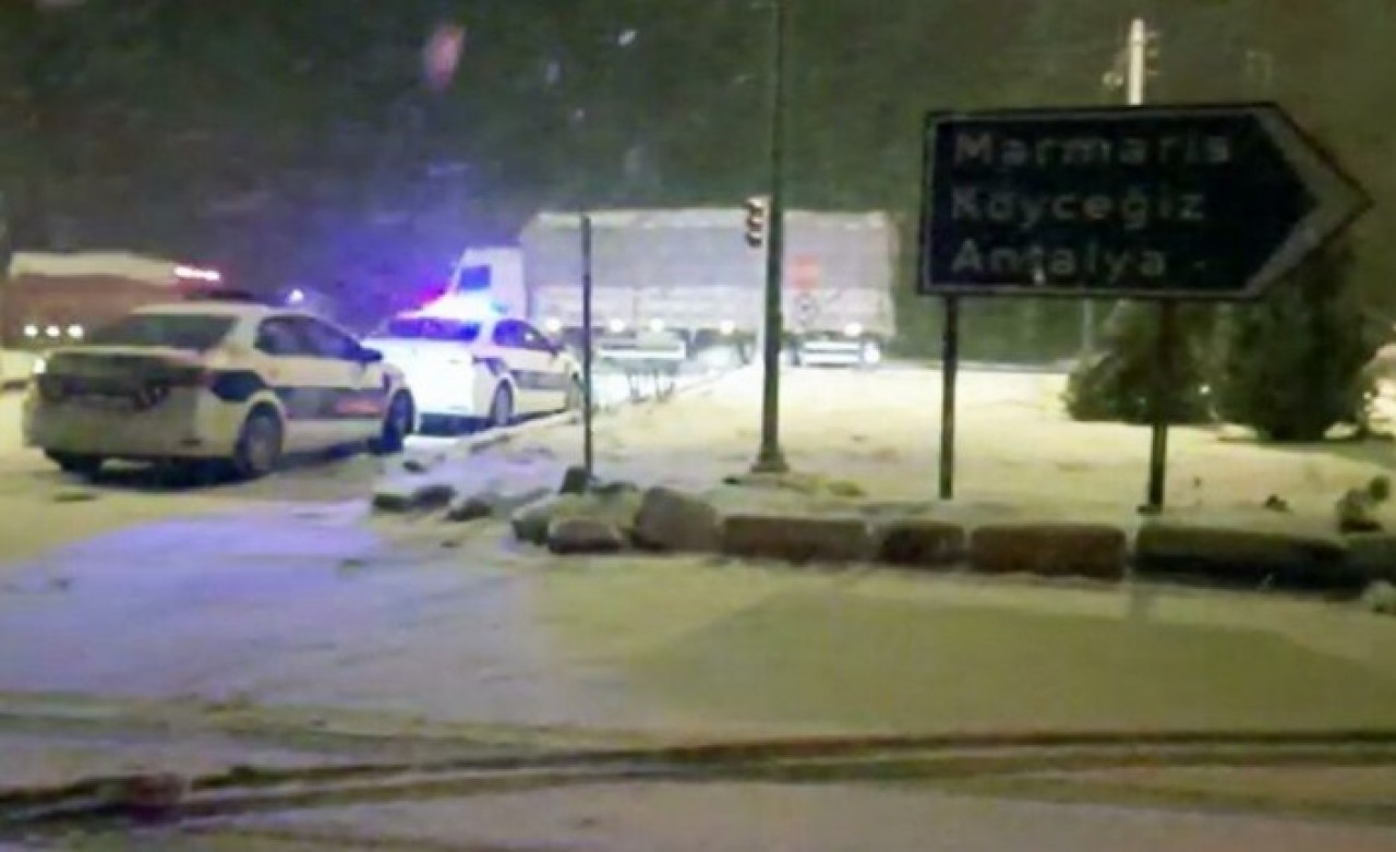 Böylesi görülmedi: Muğla,  Marmaris,  Fethiye,  Antalya yolu kardan kapandı