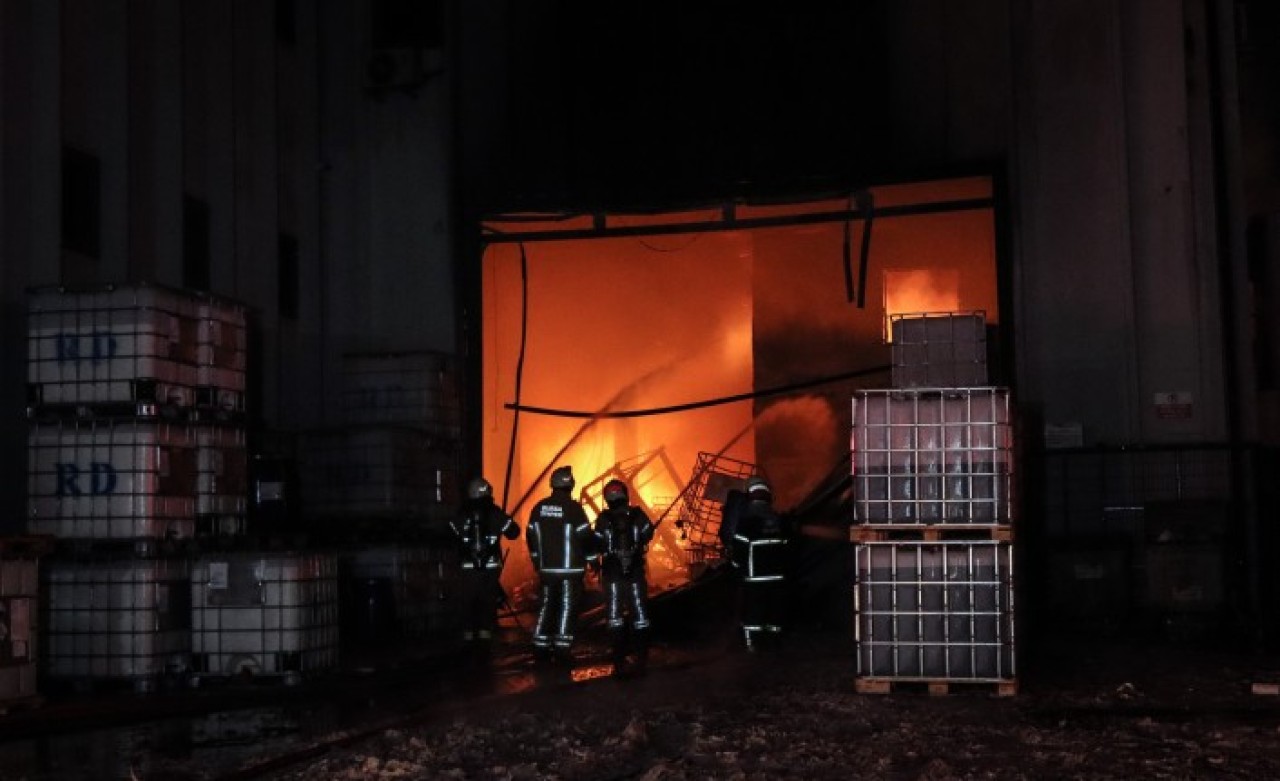 Bursa'da fabrikada çıkan yangına müdahale ediliyor