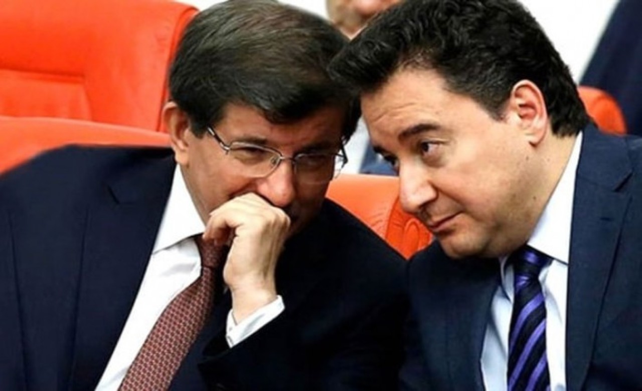 Davutoğlu ve Babacan Maske Kimsin Sen'in rezaletine ortak oldu
