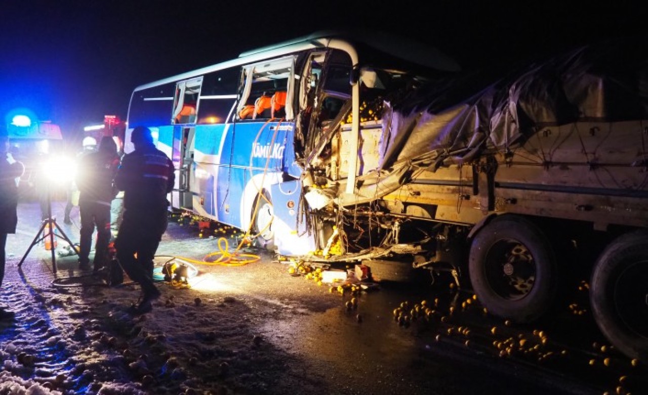 Denizli'de otobüs TIR'a çarptı: Mukadder Balkın öldü,  21 yaralı var