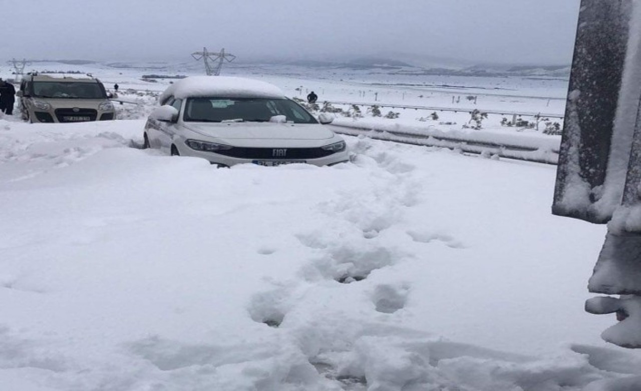 Gaziantep Gaziantep olalı böylesini görmedi: Kar yolları kapadı,  çevre illerle ulaşım sağlanamıyor,  binlerce kişi yollarda bekliyor