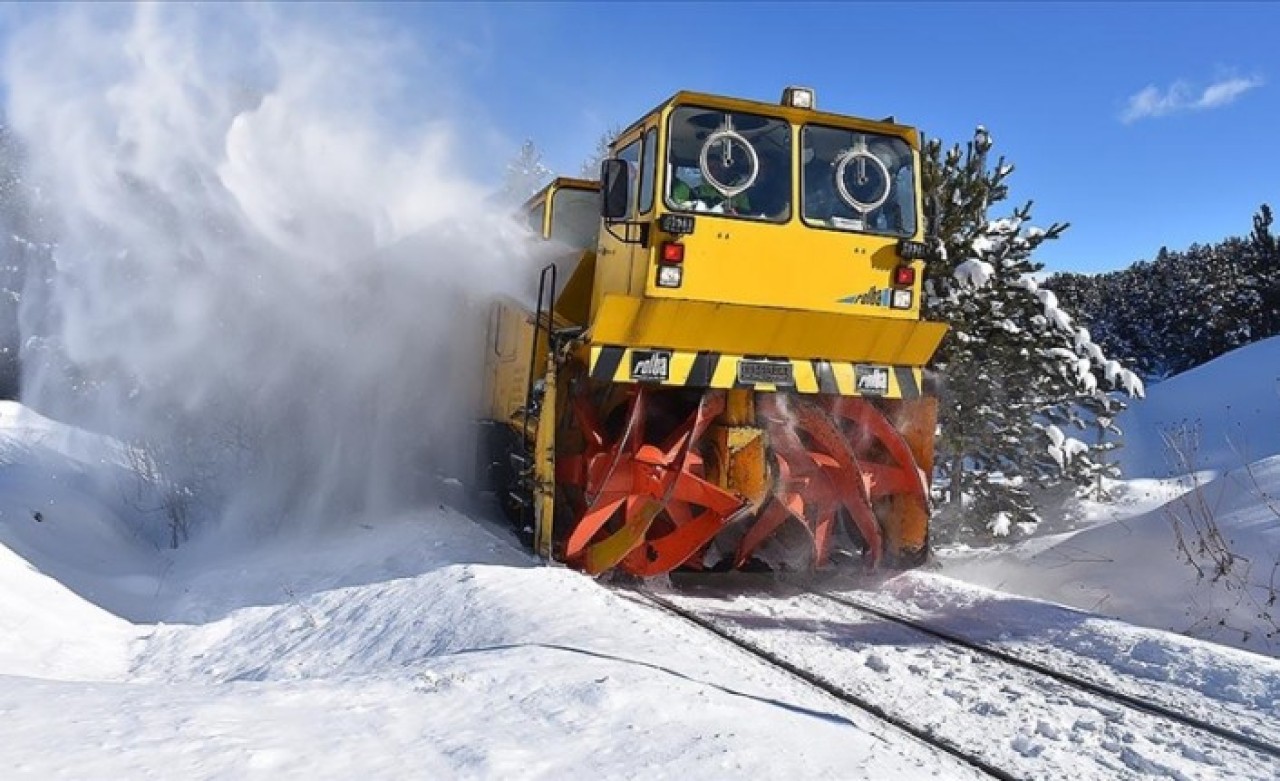 Güvenli demir yolu ulaşımı için TCDD görevlileri buz mesaisinde