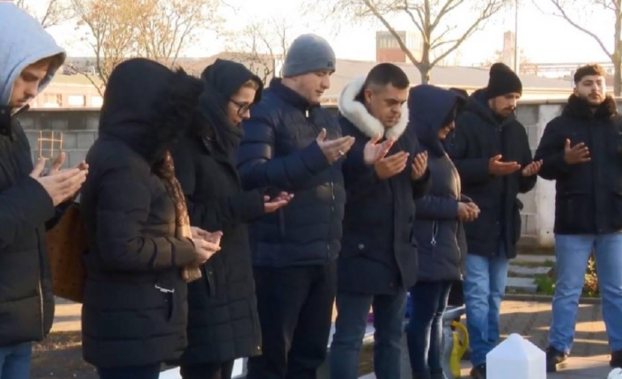 Hanau terör kurbanları mezarları başında anıldı