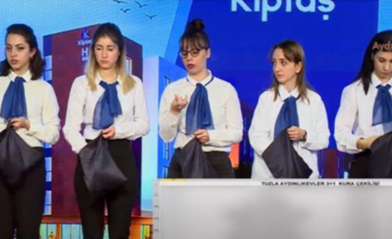 İBB'nin kura çekiminde tartışma yaratan görüntü: Hostes topa bakıp bakın ne yaptı!