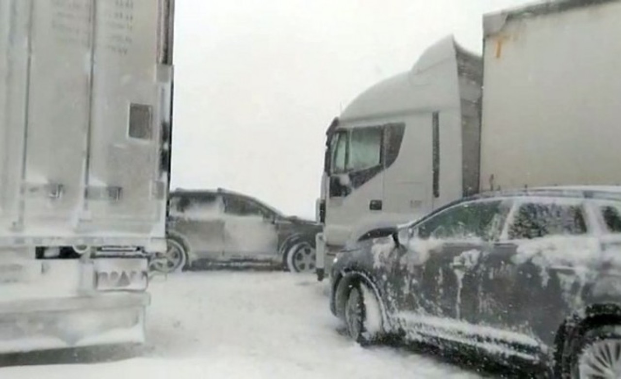 İstanbul'da 30 araç birbirine girdi,  trafik durdu: Vali,  İstanbul'a girişi yasakladı