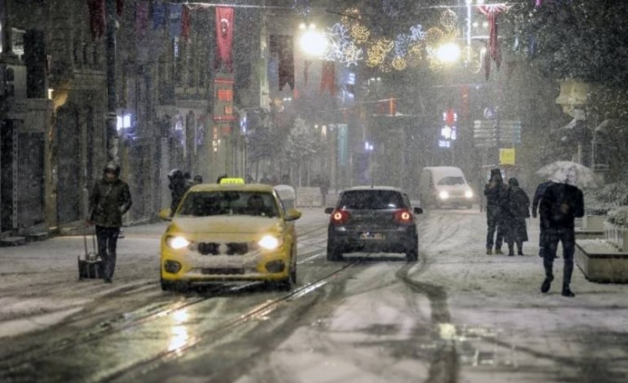 İstanbul'da kar yağışı nedeniyle flaş karar: Trafiğe çıkmaları yasaklandı