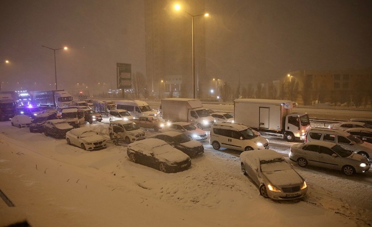 İstanbul'da kara kış: Havadan karadan giriş çıkış kapalı! Binlerce kişi yollarda sabahladı,  Vali açıklama yaptı