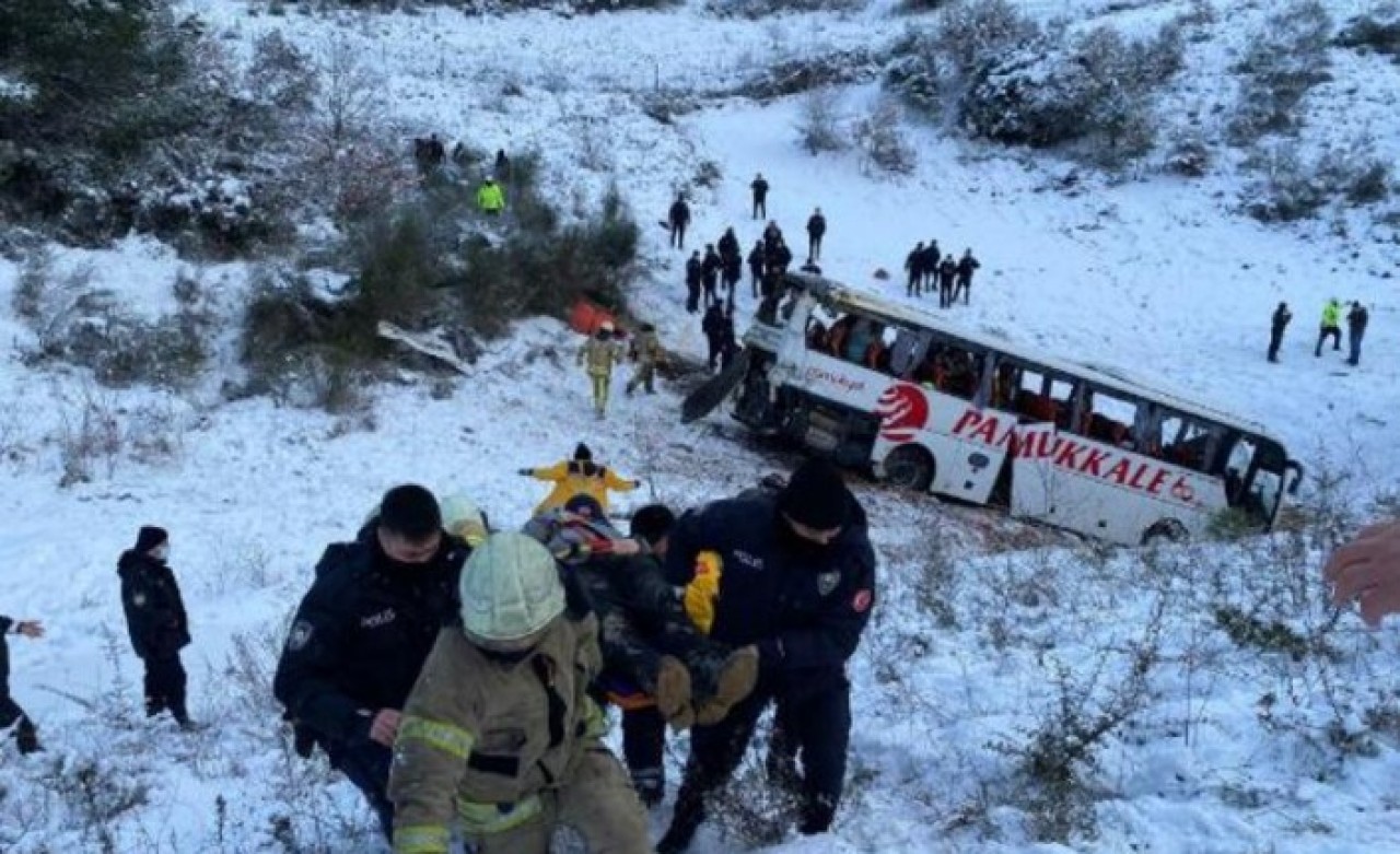 İstanbul'da yolcu otobüsü şarampole yuvarlandı