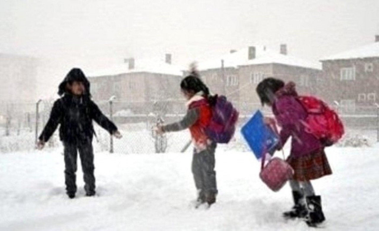 Kar bastırdı,  okullar kapandı: Hangi illerde eğitime ara verildi?