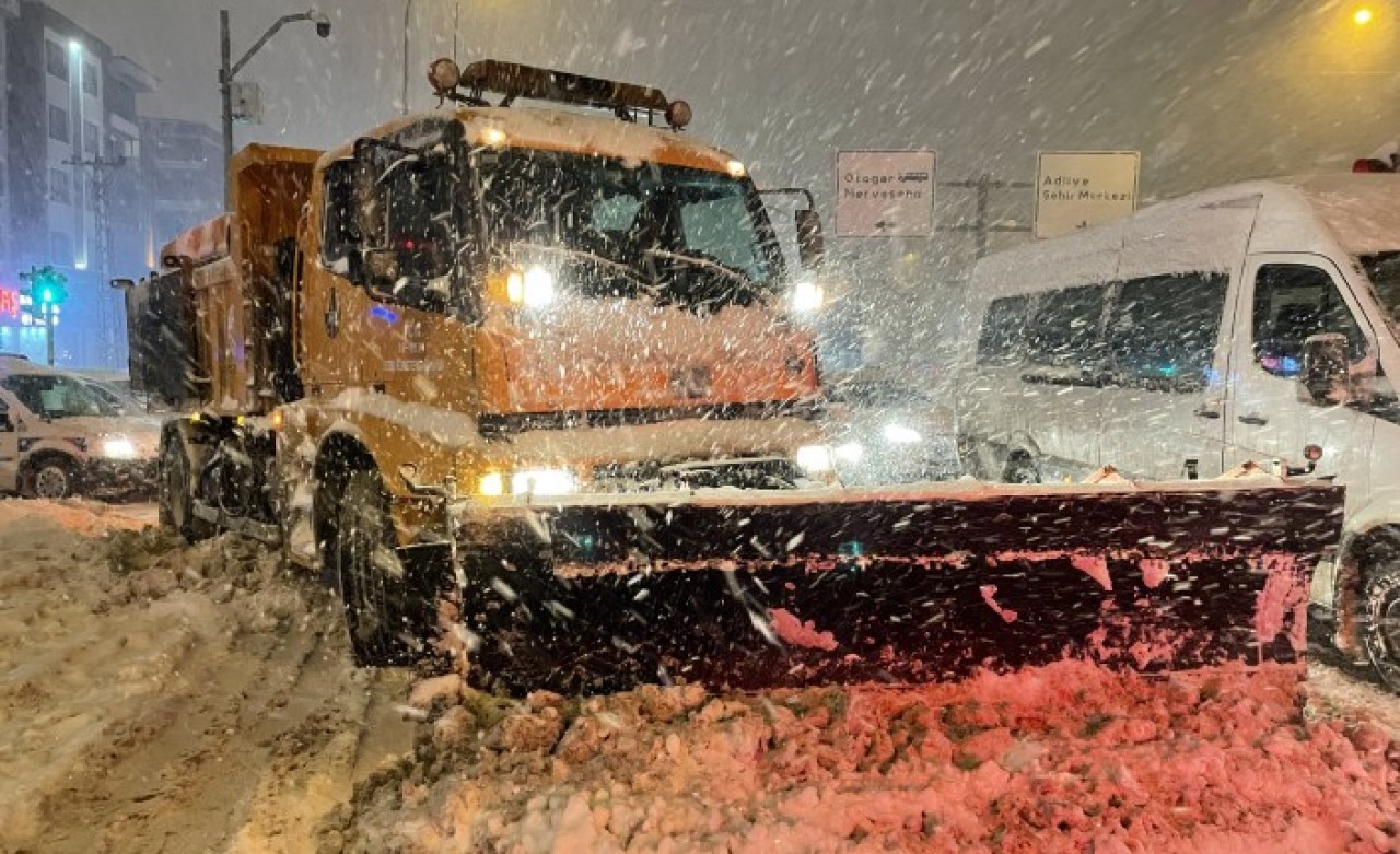 Kar hayatı felç etti: Yollar kapandı,  insanlar mahsur kaldı