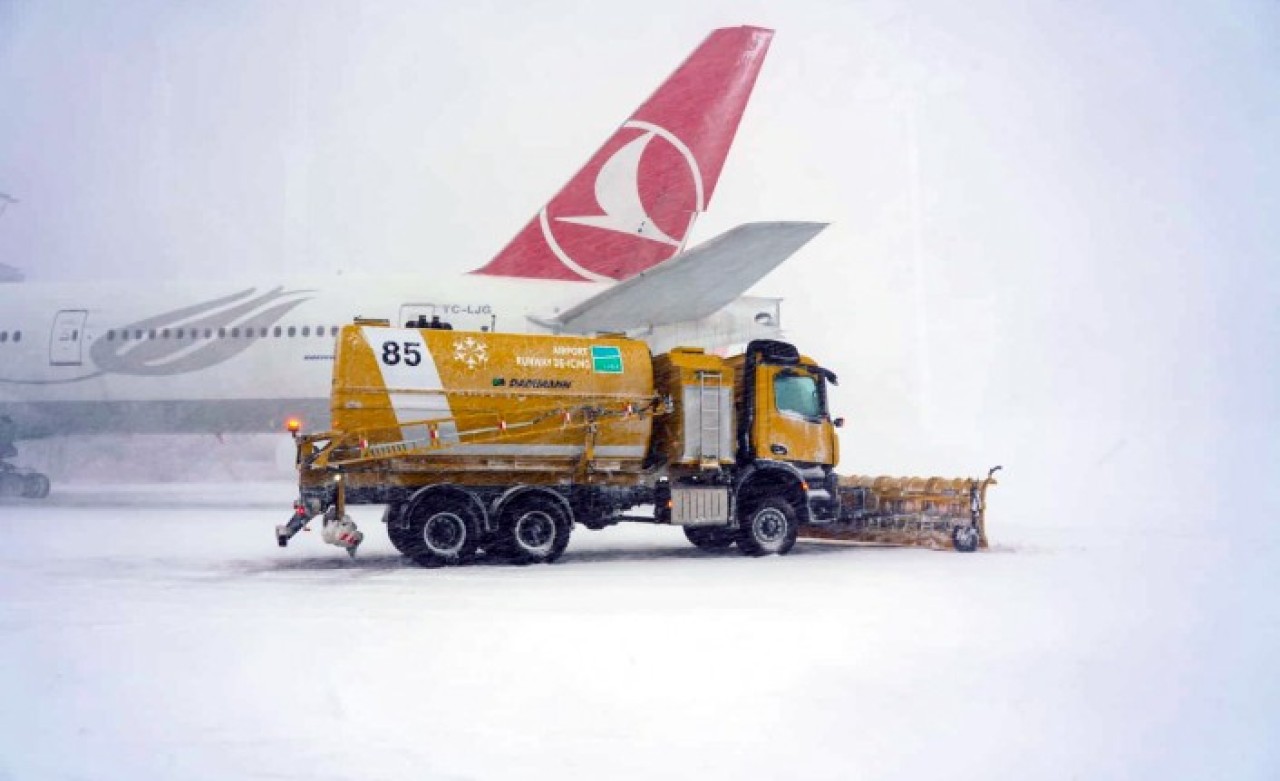 Kar pisti kapladı,  binlerce yolcu havalimanında kaldı: İstanbul'a uçuşlar durduruldu