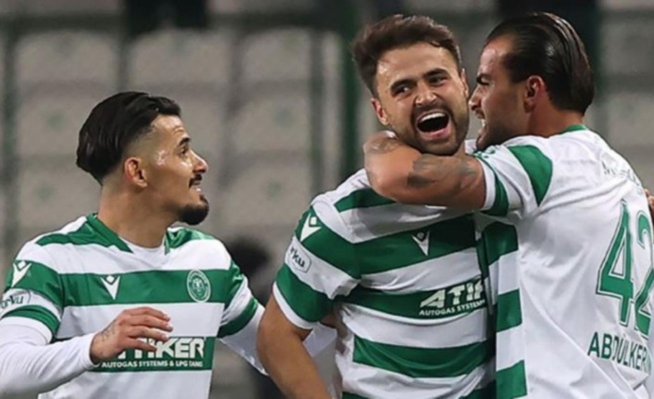 Konya'dan görülmemiş pankart: Ahmet Çalık üstünden takımdan ayrılan futbolcuya çok ağır mesaj