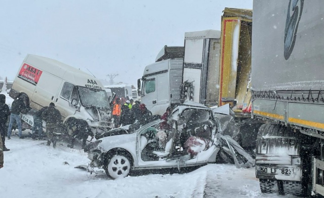 Mardin'de korkunç kaza: Mehmet Emin Keskin,  Nesibe Keskin ve Mustafa Sarıbatur öldü,  12 kişi yaralı